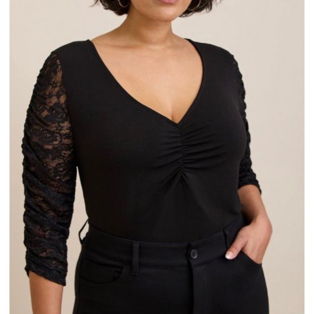 🆕 Studio Crepe V-Neck Ruched Lace Sleeve Top 4 4X 26 NWT Torrid New Black